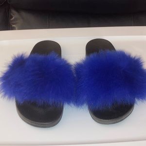 💙FAUX FUR BLUE SLIDES💙